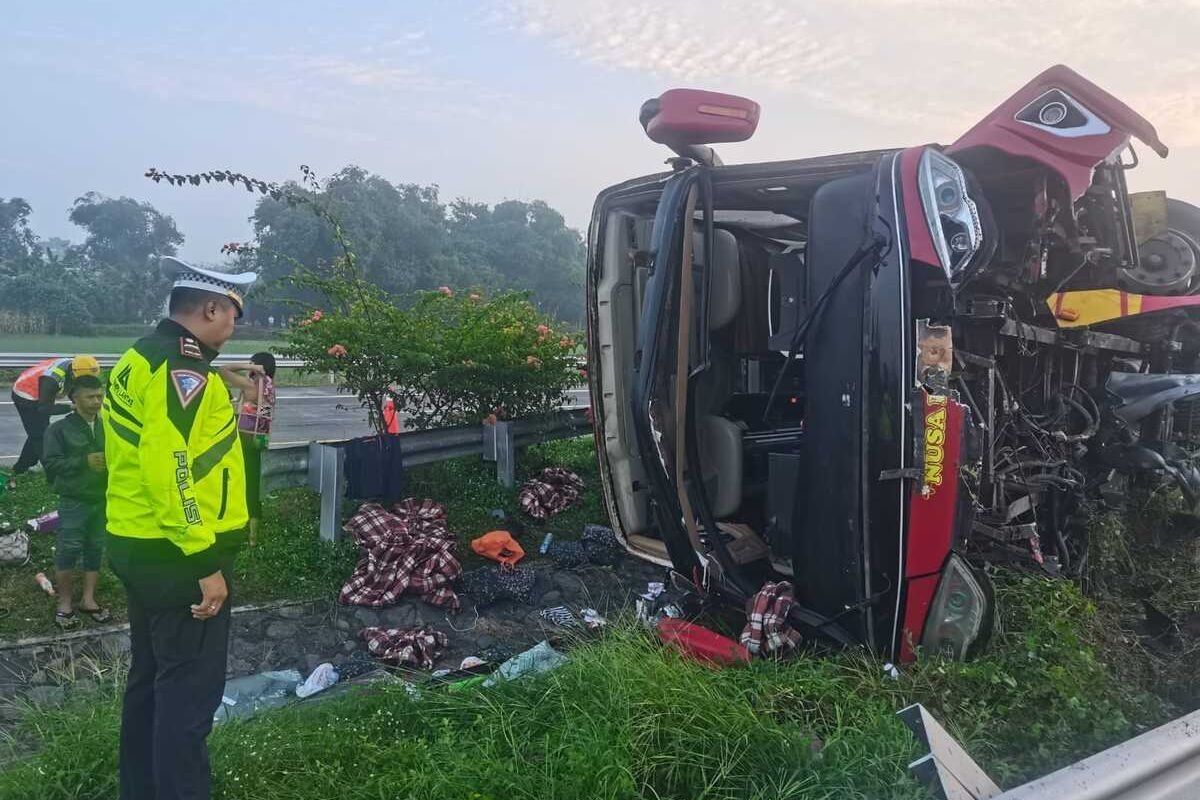 PO Nusa Bali Kacau Balau di Jalan Cepat 90 Km/Jam, Enam Roda Terbang
